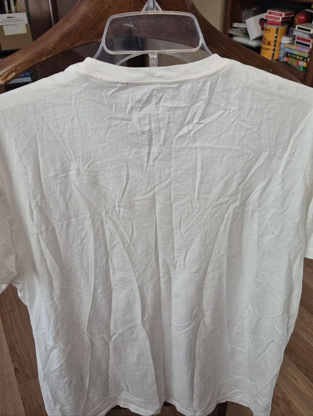 GUESS Embroidered Logo Tee in White - Picture 5 of 9